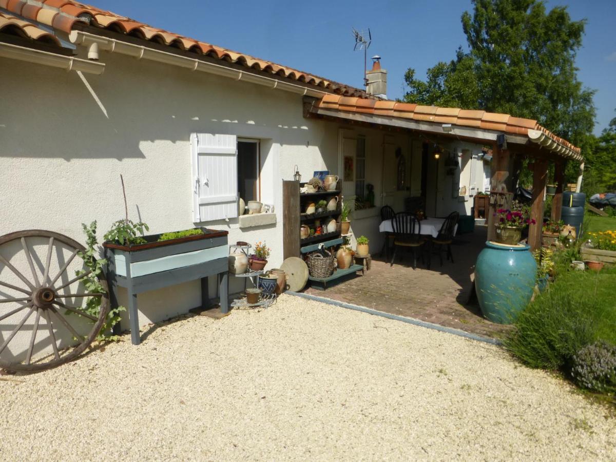 Bed and Breakfast Chez Kate Charroux  Exterior foto